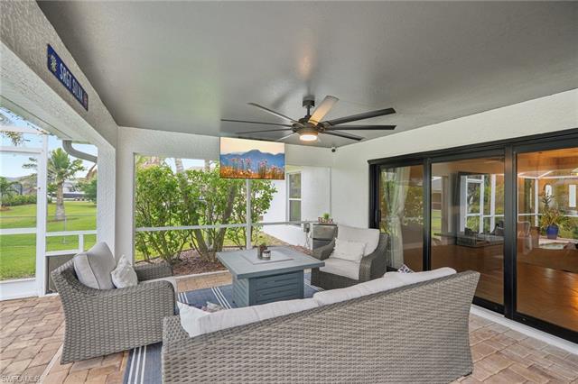 Sunroom / solarium featuring a ceiling fan