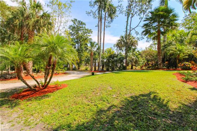 View of yard with driveway
